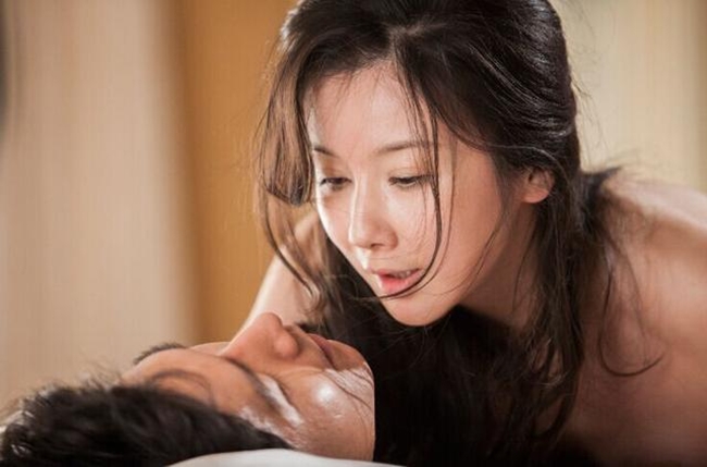 Năm 2015, cô gây sự chú ý khi bất ngờ trút bỏ xiêm y đóng cảnh nóng trong phim