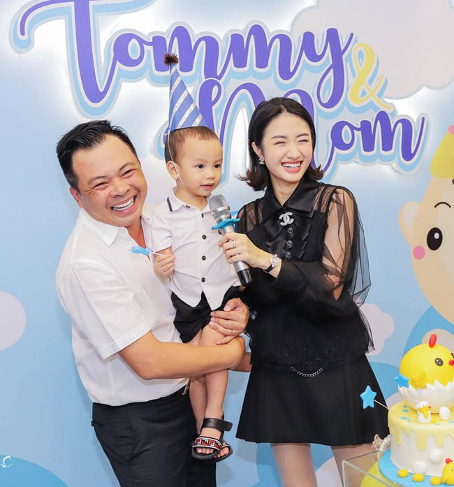 Cô và chồng đại gia hơn 19 tuổi hạnh phúc trong tiệc sinh nhật con. Con trai Thu Ngân thừa hưởng nhiều nét đẹp của mẹ.