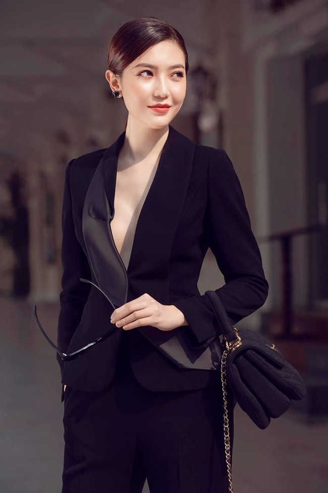 Cô cũng xây dựng hình ảnh theo hướng nữ doanh nhân gợi cảm.