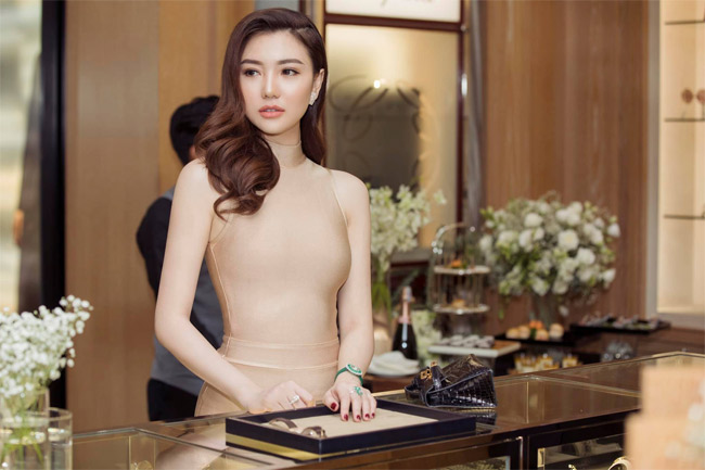 Sau khi lấy chồng, người đẹp thường xuất hiện với hình ảnh sang trọng, phủ kín hàng hiệu cao cấp, đắt đỏ.