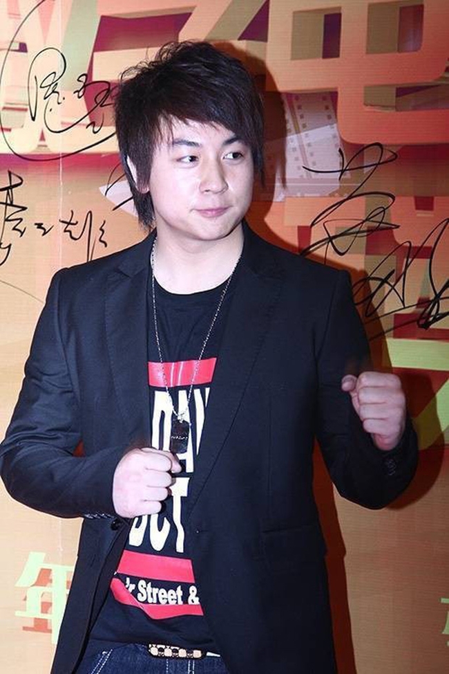 Trước đây, nam diễn viên 8X từng bị chê bai vì ngoại hình thừa cân, xuống sắc. Phải mất một thời gian dài chăm chỉ tập luyện, Thích Tiểu Long mới lấy lại được vóc dáng hoàn hảo như hiện tại.