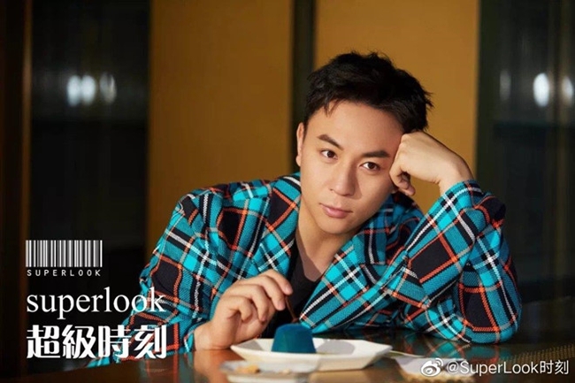 Sao nhí đình đám thuở nào nay đã lột xác thành người đàn ông điển trai, phong độ. Không chỉ chăm chút cho ngoại hình, Thích Tiểu Long cũng tập trung hơn trong việc phủ sóng hình ảnh của bản thân bằng việc đầu quân cho công ty Thâm Lam Bắc Kinh.