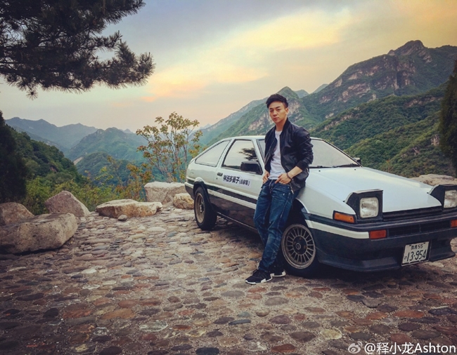 Ngôi sao võ thuật thường lái chiếc SUV hạng sang Range Rover Autobiography, có giá khoảng 10 tỷ đồng. Ngoài ra, siêu xe Audi R8 và Nissan GT-R cũng nằm trong bộ sưu tập của anh. Dù danh tiếng không còn như xưa, chỉ được giao vai phụ song Thích Tiểu Long vẫn có cuộc sống giàu có, sung sướng như gia thế khủng và có nguồn thu nhập riêng.