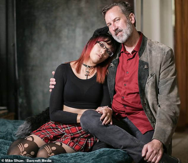 Gái trẻ sung sướng vì sở thích lập dị mà quen được