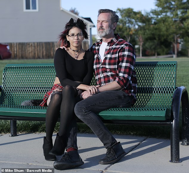 Gái trẻ sung sướng vì sở thích lập dị mà quen được