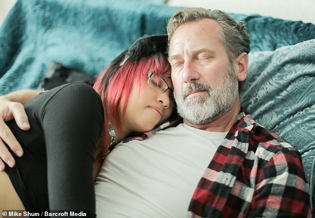 Gái trẻ sung sướng vì sở thích lập dị mà quen được