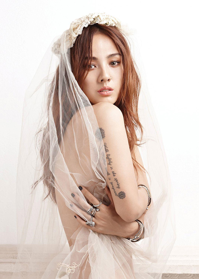 Trước và sau khi kết hôn, Lee Hyori vẫn được fan ưu ái gọi là "nữ hoàng K-Pop".