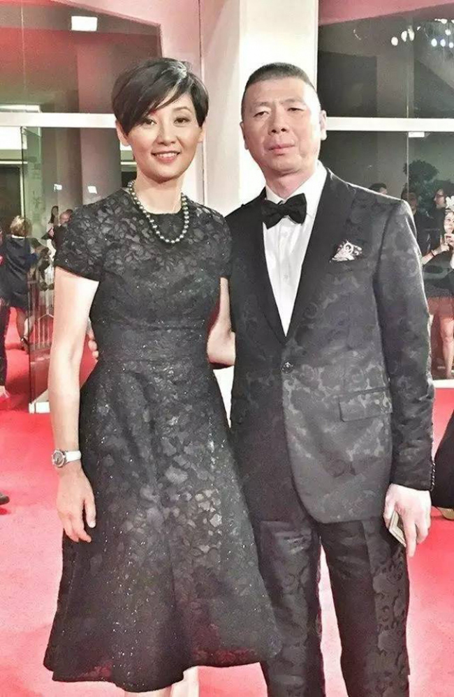 Đạo diễn Phùng Tiểu Cương được xem là một trong ba trụ cột của thế hệ điện ảnh thứ 5 tại Trung Quốc. Chính tên tuổi đó giúp ông dù gương mặt không ăn hình, tuổi tác chênh lệch có được một bà xã xinh đẹp, kém ông nhiều tuổi.