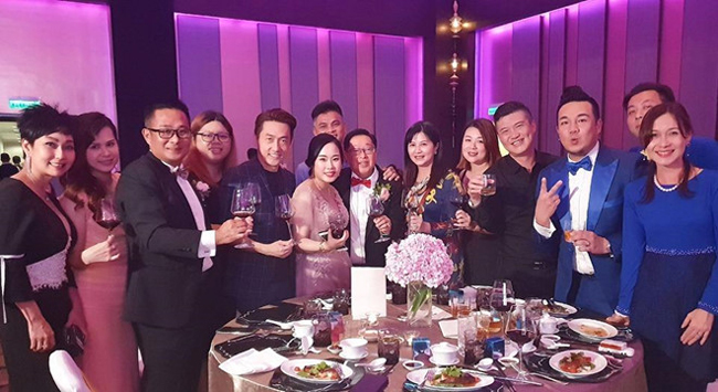 Khoảng cách tuổi tác chênh lệch giữa hai người là 42 tuổi. Đám cưới của