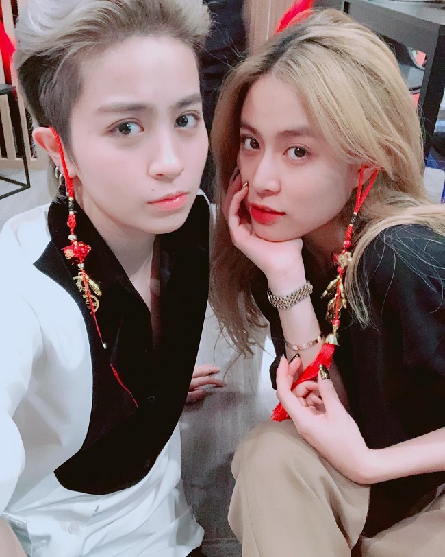 Trước đó, Hoàng Thùy Linh và Gil Lê từng vướng tin đồn yêu đồng giới khi cả hai liên tục bị bắt gặp đi chơi, đi ăn cùng nhau. Gil Lê sẵn sàng cùng Hoàng Thùy Linh ra Hà Nội, đưa đón cô đi làm việc. Cả hai còn diện nhiều đồ đôi, đeo nhẫn cặp. Trong dịp sinh nhật mẹ Gil Lê, Hoàng Thùy Linh xuất hiện như thành viên gia đình với lẵng hoa