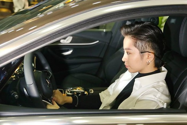 Vừa hoạt động với vai trò là ca sĩ, vừa là MC đắt show, Gil Lê là một trong những ngôi sao trẻ có cuộc sống khá sung túc của showbiz Việt. Gil Lê đã tự mua cho mình xe hơi có giá trị lên đến hơn 2 tỷ đồng. Nữ ca sĩ cũng thường xuyên diện những trang phục, phụ kiện đắt tiền. Bên cạnh đó, cô cũng có những chuyến du lịch nước ngoài, hưởng thụ cuộc sống vui vẻ, thảnh thơi mà nhiều người mơ ước.