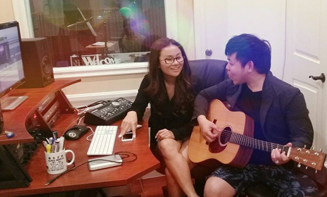 Phòng thu âm riêng trong căn nhà cho thấy sự chuyên nghiệp, đầu tư của nam ca sĩ.