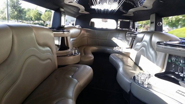 Trong một lần, Quang Lê chia sẻ hình ảnh chiếc xe thuộc dòng Limousine được anh dùng để đi diễn.