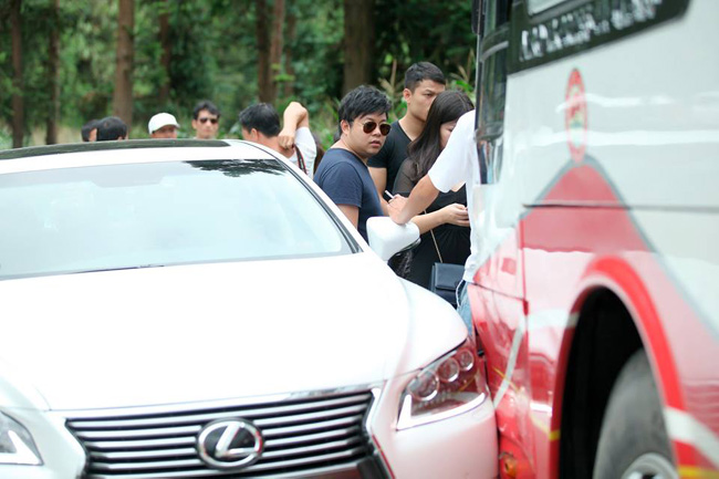 Quang Lê còn có xế hộp khủng Lexus LS460 trị giá 6 tỉ đồng. Chiếc xe này từng là tâm điểm chú ý trong một vụ va chạm vào tháng 6/2015.