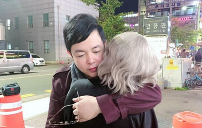 Nam ca sĩ thường có những chuyến du lịch nước ngoài. Mới đây nhất, anh có mặt ở Hàn Quốc.