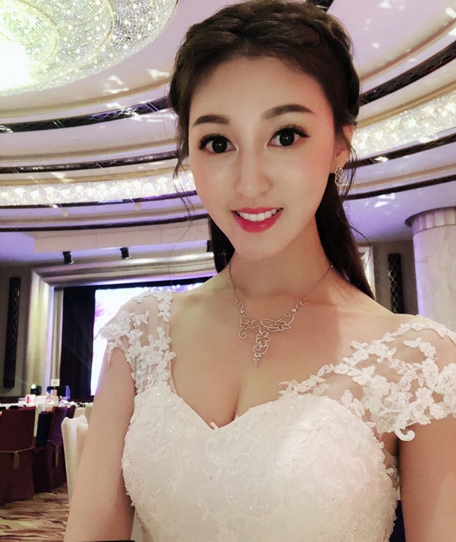 Tuy nhiên, vào đầu tháng 5 vừa qua, Hà Diễm Quyên bất ngờ thông báo cô và Ngô Chí Thành đã hoàn tất thủ tục ly hôn. Nữ diễn viên kết hôn với doanh nhân 67 tuổi vào tháng 8.2018 và chỉ sống chung với nhau vỏn vẹn 8 tháng.