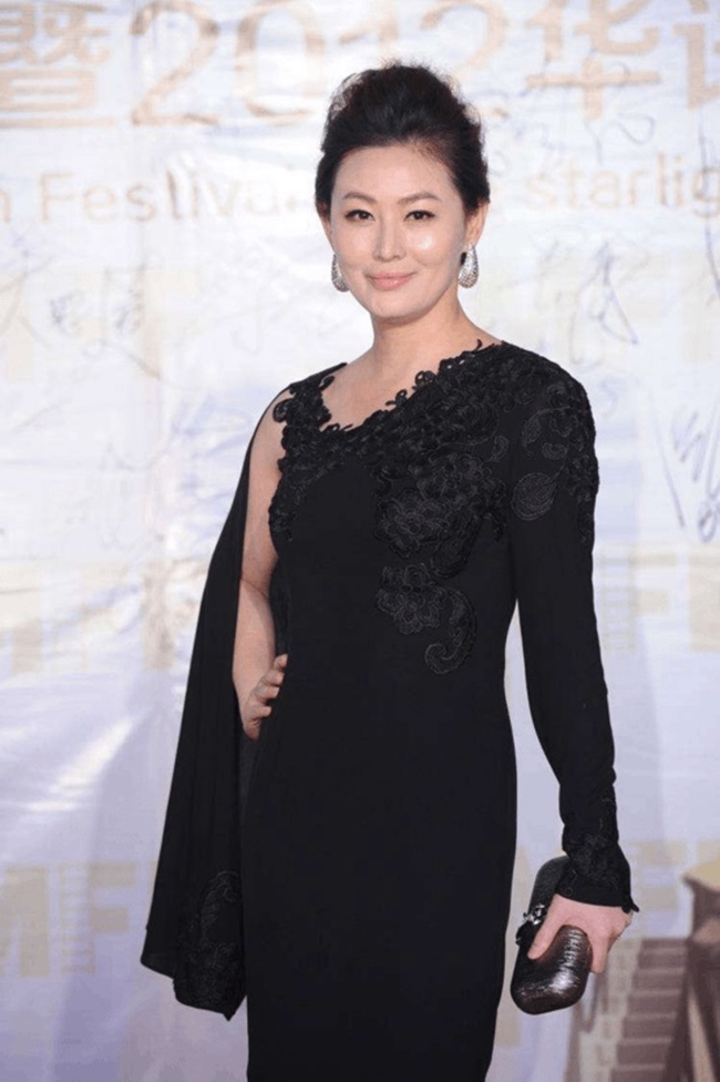 Nhan sắc nàng Phan Kim Liên bị cho là xuống sắc so với thời còn nổi tiếng. Cô cũng ít tham gia các sự kiện giải trí mà dành thời trang tập trung cho gia đình.