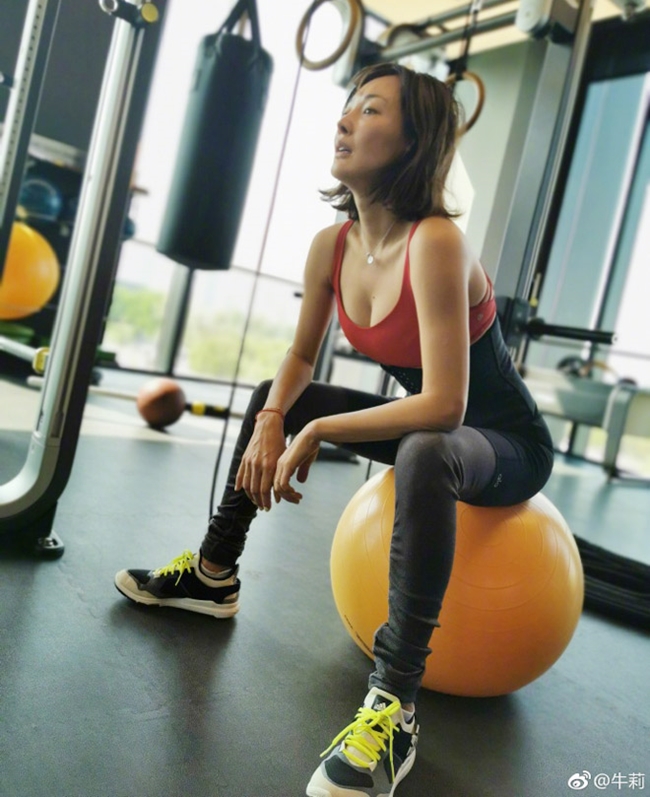 Ở tuổi 47, Ngưu Lợi vẫn giữ được vẻ tươi trẻ, thân hình thon gọn khiến nhiều cô gái ao ước. Khi rảnh rỗi, nữ diễn viên U50 thường dành thời gian ở phòng tập gym để rèn luyện thân thể.