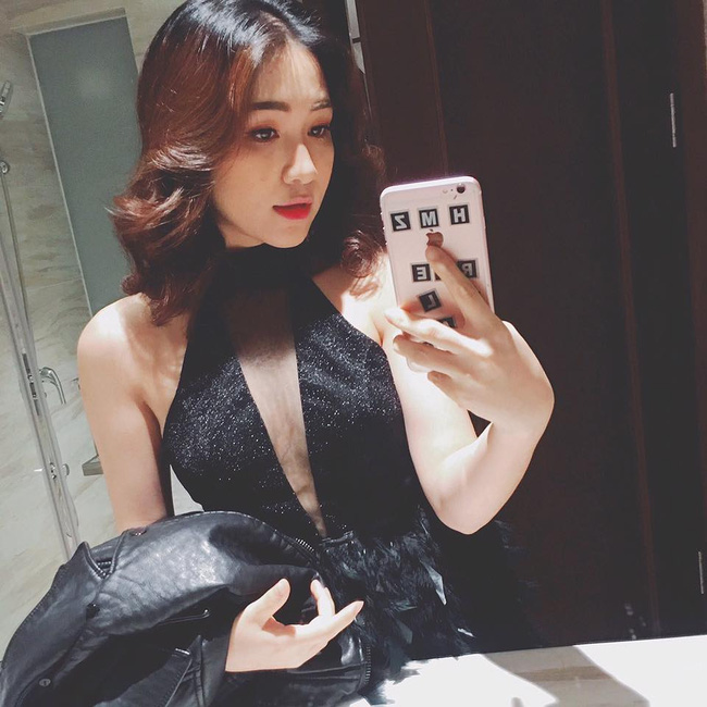 Kể từ sau khi giảm cân thành công, Hòa Minzy tự tin hơn về ngoại hình. Nữ ca sĩ trẻ thay đổi phong cách sang hướng gợi cảm, quyến rũ.