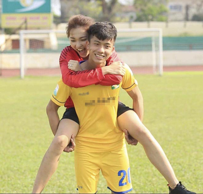 Cũng là một cầu thủ đến từ Nghệ An, Phan Văn Đức cũng là cái tên nhận được nhiều yêu mến từ người hâm mộ. Tỏa sáng trong màu áo của đội tuyển U23 Việt Nam và hiện tại là đội tuyển Quốc gia Việt Nam, Phan Văn Đức với biệt danh Đức Cọt nhưng lại vô cùng khéo léo trong các đường bóng.