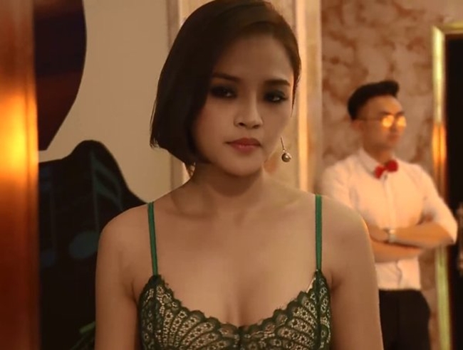 Vào vai phản diện My Sói trong "Quỳnh búp bê", Thu Quỳnh gây chú ý vì lần đầu mặc gợi cảm, khoe vòng 1 nảy nở trên màn ảnh.