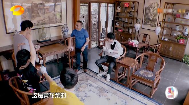 Cuộc sống giàu có, tiêu tiền tỷ mỗi tháng của