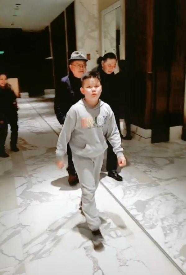 Cuộc sống giàu có, tiêu tiền tỷ mỗi tháng của