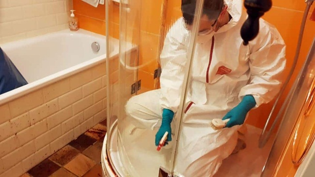 Ví dụ như hồi tháng 5 vừa qua, anh được thuê xúc 150kg chất thải của người ra khỏi nhà vệ sinh vì mùi hôi thối.