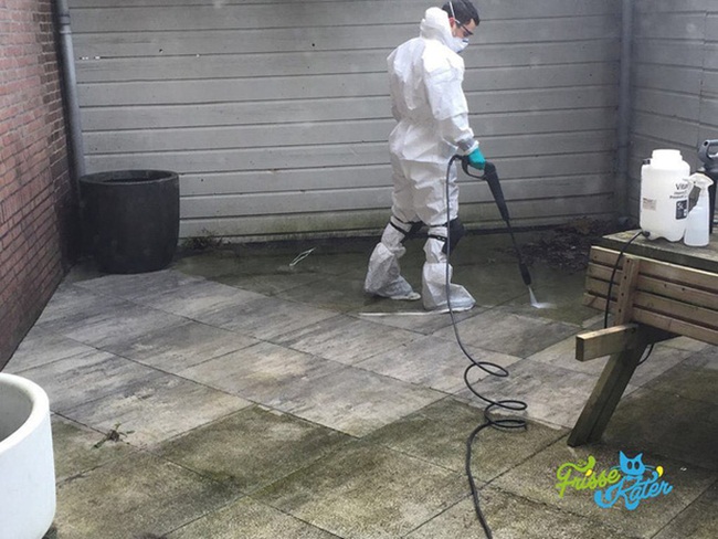 Tùy theo tính chất dọn dẹp mà anh có thể đưa ra mức giá với khách. Ví dụ dọn sạch 150kg chất thải trong phòng tắm sẽ có mức giá 4.000 USD/ngày (~92 triệu đồng/ngày).