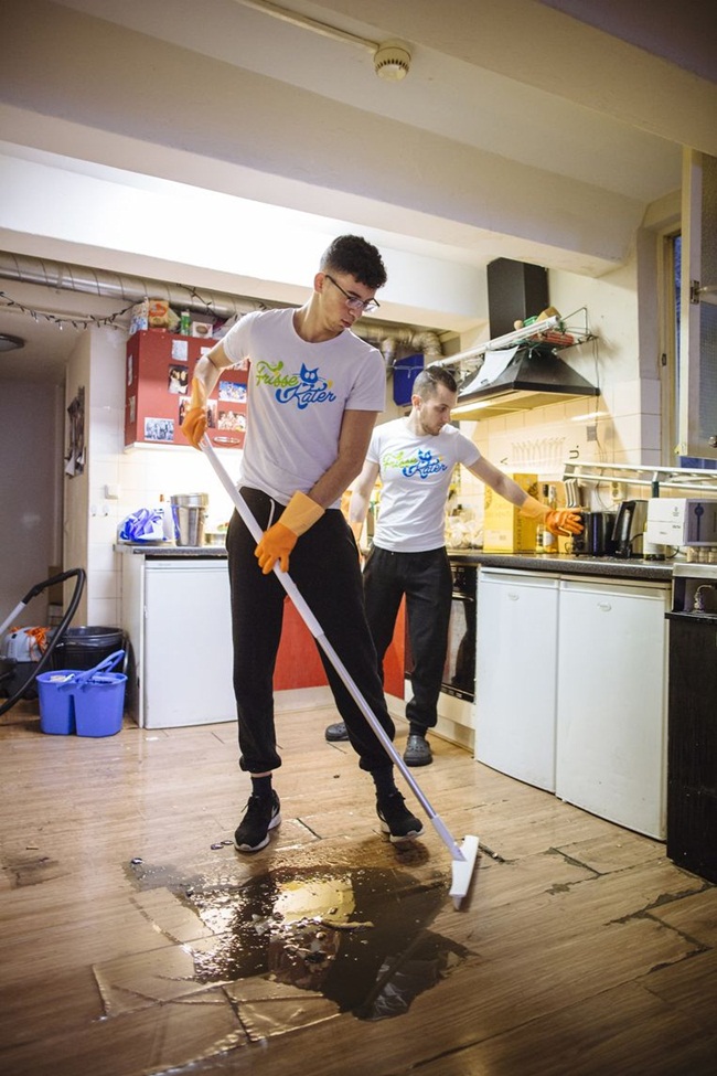 Cirakoglu hứa với khách hàng sẽ dọn dẹp kỹ lưỡng đến mức