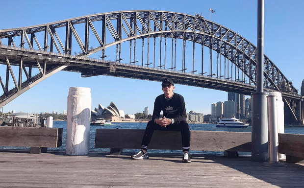 Tạm biệt tổ ong, Hoài Linh lột xác như trai trẻ với set đồ hiệu đắt tiền - 2