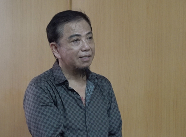 Ngày 8/11 vừa qua, Tòa án Nhân dân TP/HCM vừa mở phiên xét xử sơ thẩm bị cáo Cao Hồng Tơ về tội danh đánh bạc. Tại tòa, bị cáo Tơ cho biết nguyên nhân tham gia đánh bài là vì kinh doanh quán cà phê ế ẩm, buồn chán nên gọi điện rủ bạn bè.