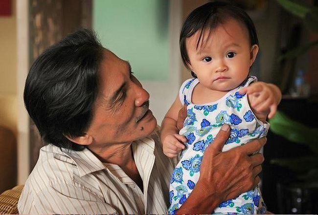 Để tránh thói quen đi xe ẩu, Thương Tín đã chuyển sang đi xe buýt cho an toàn. Ngoài thời gian đóng phim, Thương Tín sẽ về quê ở Phan Rang để quây quần cùng vợ con.