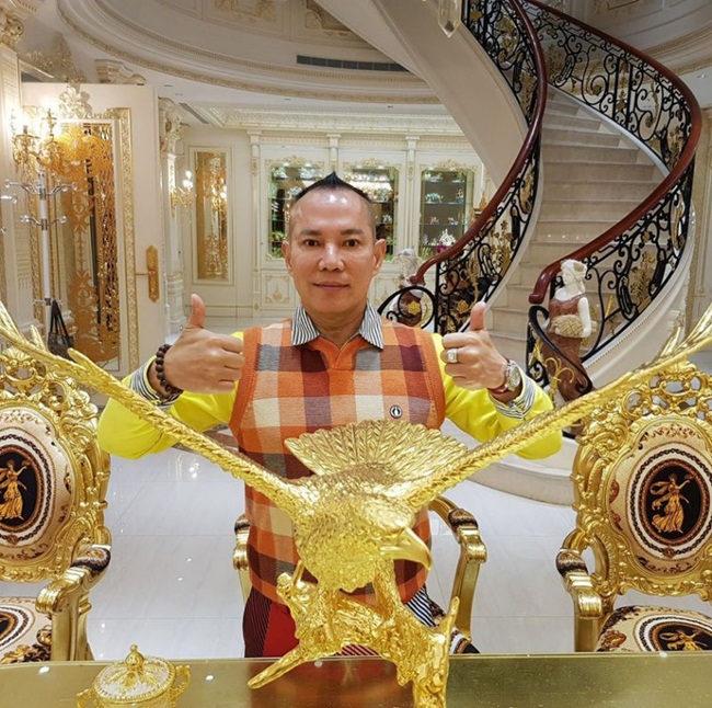 Khuôn viên bên ngoài được trồng cây xanh. Nếu không nói thì ai cũng nghĩ đó là một khách sạn chứ không phải nhà riêng.