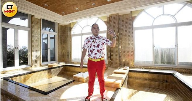 Hình ảnh trong phòng tắm cũng lấp lánh màu vàng sang chảnh. Ngoài phòng tắm ở từng tầng cho các bà vợ còn có một phòng tắm chung.