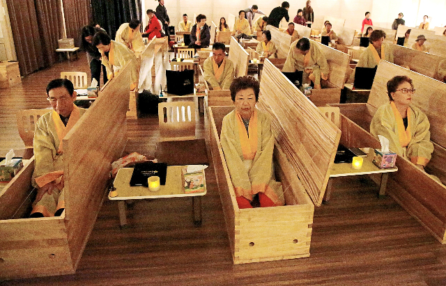 Thi nhau “được chết”: Dịch vụ kì lạ bùng nổ khắp xứ kim chi - 1