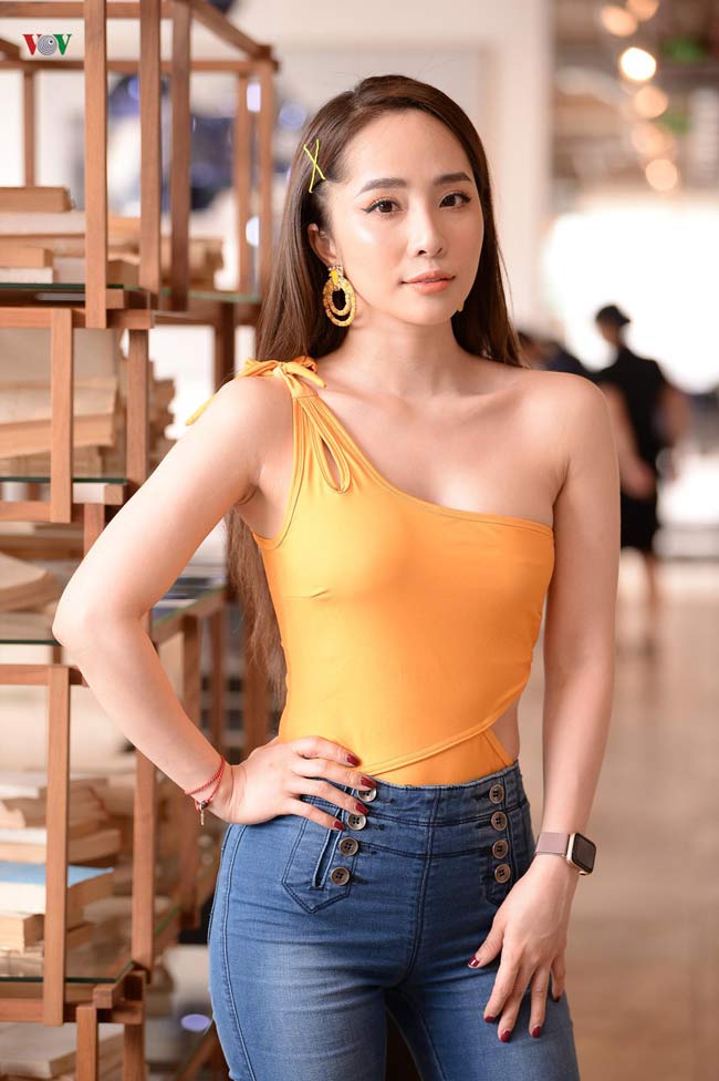 Mỹ nhân này thừa nhận bản thân có sở thích đặc biệt với màu vàng trong thời trang và tủ đồ của cô hầu hết đều màu vàng.