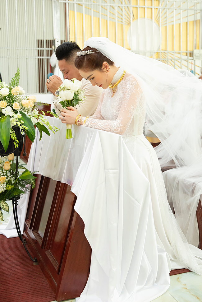 Bảo Thy nhận xét chồng sắp cưới là người đàn ông chín chắn, đàng hoàng, sống nguyên tắc, được nhiều bạn bè, đối tác quý trọng. Phan Lĩnh được biết đến là một doanh nhân thành đạt nức tiếng ở Hà Tĩnh. Anh thường xuyên chụp ảnh thân thiết cùng với các thành viên trong gia đình của Bảo Thy.