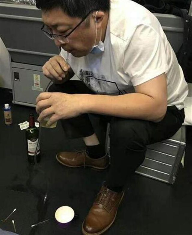 Clip bác sĩ hút nước tiểu bằng miệng, cứu sống bệnh nhân 70 tuổi gây bão mạng - 1