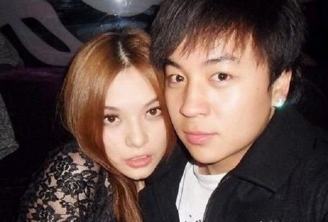 Về đời sống tình ái, Thích Tiểu Long vướng tin đồn tình cảm với nhiều cô gái. Nam diễn viên từng bị chỉ trích là kẻ bạc tình khi chia tay nữ ca sĩ Hà Khiết. Trong một buổi họp báo, anh tuyên bố trước giới truyền thông