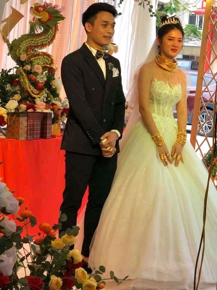 Cô dâu đeo vàng trĩu cổ, người thân phải bốc cả vốc vàng