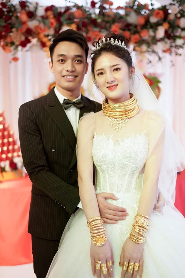 Cô dâu đeo vàng trĩu cổ, người thân phải bốc cả vốc vàng
