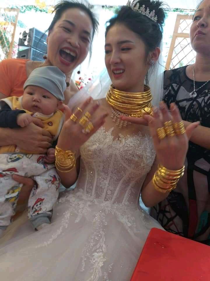 Cô dâu đeo vàng trĩu cổ, người thân phải bốc cả vốc vàng
