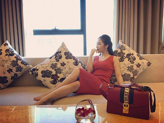 Trước khi quyết định tạm gác hoạt động nghệ thuật để sang Mỹ du học, Hương Tràm sống cùng gia đình trong căn biệt thự hai phòng ngủ rộng 100m2 ở quận 2. Cơ ngơi của giọng ca