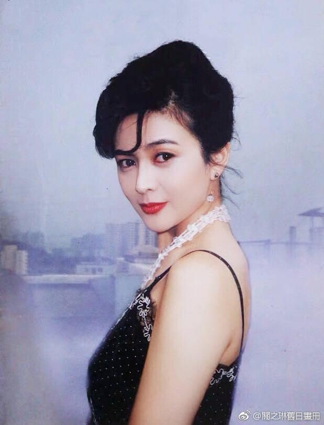 Năm 18 tuổi, Quan Chi Lâm gia nhập làng giải trí sau khi cha mẹ ly hôn, kinh tế gia đình đi xuống. Với nhan sắc trời phú, người đẹp xứ Cảng nhanh chóng thu hút được sự chú ý của giới truyền thông và cả các đại gia giàu có. 20 tuổi, nữ diễn viên trẻ quyết định kết hôn với đại gia hơn 18 tuổi - Vương Quốc Tinh bất chấp sự phản đối của cha mẹ. Tuy nhiên, cuộc hôn nhân này không kéo dài lâu và tan vỡ sau nửa năm vì đại gia họ Vương vốn là kẻ ăn chơi, sở khanh. Bị chồng cũ bêu xấu, sự nghiệp của Quan Chi Lâm bị ảnh hưởng khá nhiều. Nhờ nhan sắc kiều diễm, nữ diễn viên vẫn nhận được nhiều lời mời đóng phim và hợp tác cùng nhiều tài tử hàng đầu lúc bấy giờ như Trương Quốc Vinh, Châu Nhuận Phát, Lưu Đức Hoa, Lương Triều Vĩ, Lý Liên Kiệt...