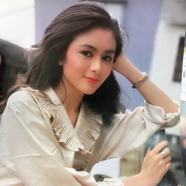 Quan Chi Lâm (Rosamund Kwan) sinh năm 1962, là một trong những mỹ nữ đẹp nhất màn ảnh Hong Kong thập niên 80 - 90. Với chiều cao lý tưởng, thân hình gợi cảm, sở hữu khí chất cổ điển đậm chất phương Đông, tên tuổi Quan Chi Lâm gắn liền với nhiều danh hiệu mỹ miều như