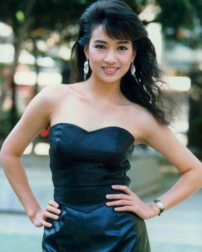 Lâm Dĩ Chân sinh năm 1966, là người Đài Loan. Cô gia nhập làng giải trí vào năm 1986 với tác phẩm ấn tượng