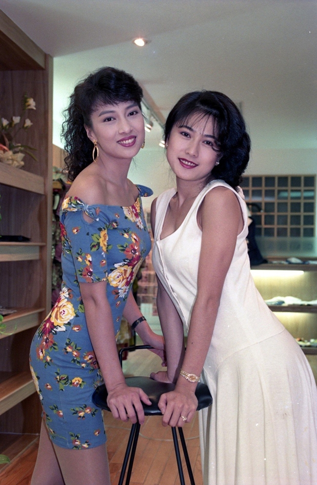 Sở hữu nhan sắc xinh đẹp, gương mặt khả ái cùng thân hình gợi cảm song người đẹp họ Lâm (người mặc váy hoa) không mấy mặn mà với làng giải trí. Sau khi kết hôn, cô tập trung chăm sóc tổ ấm nhỏ và rời làng giải trí ở tuổi 30.