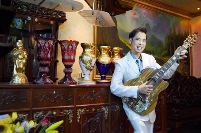 Ngọc Sơn được khán giả mệnh danh là ông vua nhạc sến của làng giải trí với nhiều ca khúc hit trong hơn 30 năm hoạt động nghệ thuật. Hiện tại Ngọc Sơn vẫn tất bật với những show diễn lớn, nhỏ ở trong và ngoài nước. Đặc biệt, sau rất nhiều năm tích lũy, nam ca sĩ đang sở hữu khối tài sản nhiều người phải ao ước. Ấn tượng nhất phải kể đến căn biệt thự trị giá 100 tỷ được ví như Tổ rồng có tên