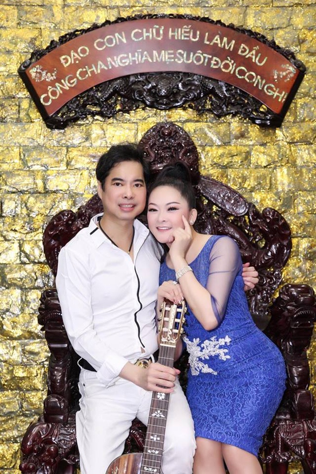 Bên trên chiếc ghế gỗ được chạm khắc tỉ mỉ là dòng giáo huấn